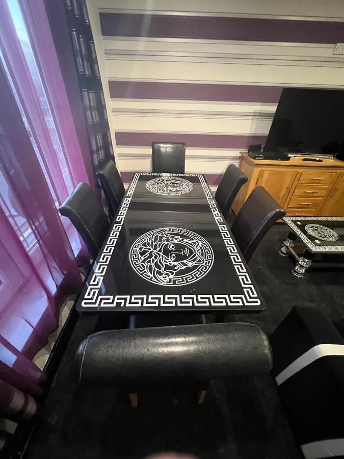 Boutique Blackpool 2 Bed Grey Apartment Sleeps 10
