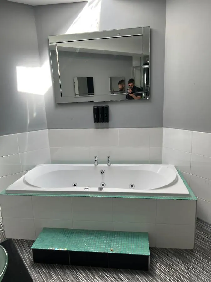 Boutique Blackpool 2 Bed Grey Apartment Sleeps 10