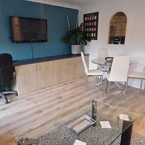 https://2-bedroom-apartment-nr-city-centre-with-parking.tophotelsbath.com