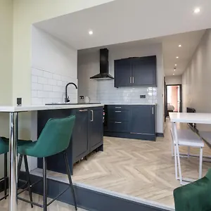 Ettie And Gigi's Apartment